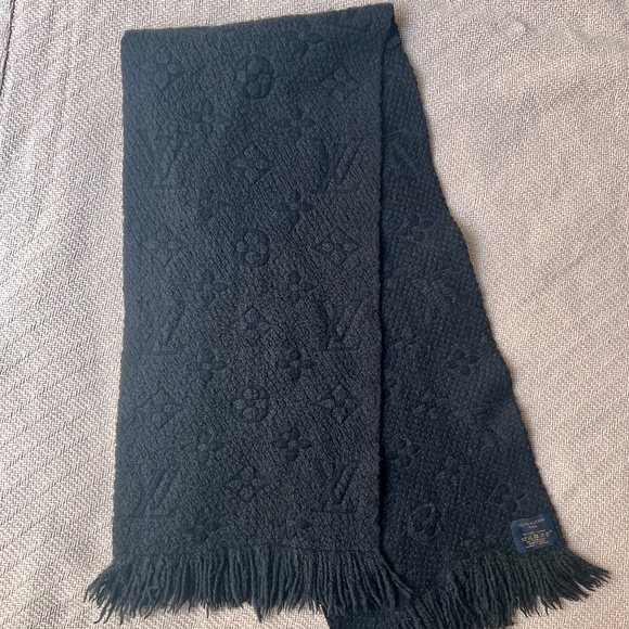 Louis Vuitton winter scarf - Picture 1 of 4